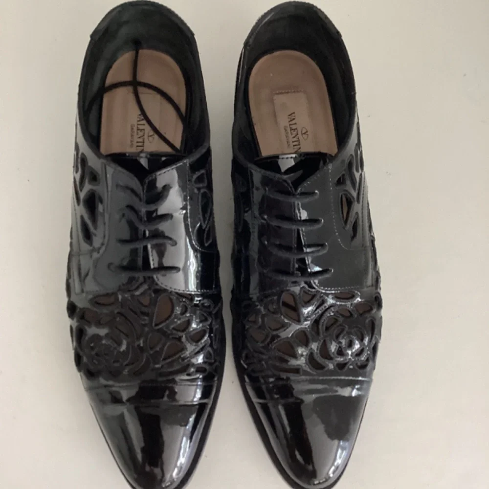 REDUCED VALENTINO PATENT LEATHER EYELET TRIM OXFORS SHOES size 37.5 7.5